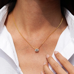 Collier en argent 925 plaqué or 14K avec moissanite ronde porté par mannequin