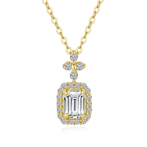 Collier avec pendentif taille émeraude, halo en argent plaqué or 14K et motif floral