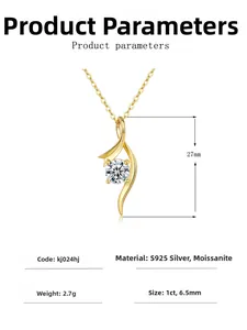 Détail macro du pendentif irrégulier en argent 925 plaqué or 14K avec moissanite