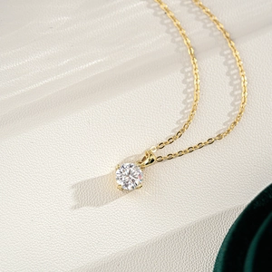 Collier en argent 925 plaqué or 14K avec pendentif en moissanite ronde à quatre griffes