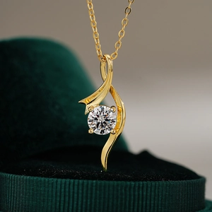 Collier Moissanite en Argent Sterling 925 Pendentif Torsadé Irrégulier Plaqué Or 14K Zirconia Collier Ruban pour Femme Bijoux
