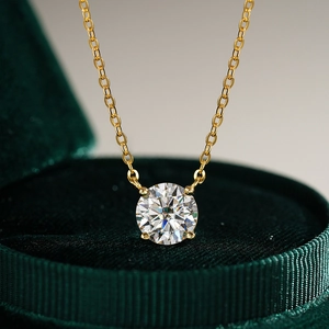Primo piano di ciondolo in moissanite da 1 carato con castone a quattro griffe in velluto