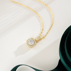 Collier en argent 925 plaqué or 14K avec pendentif moissanite carré sur velours vert