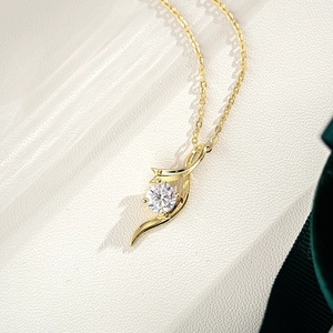 Collier avec pendentif moissanite en ruban torsadé irrégulier en argent doré 14K