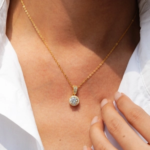 Klassische Moissanit-Halskette aus 925er Silber mit rundem Halo-Anhänger in 14K Gold