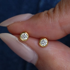 Classic 18K gold plated S925 silver bezel set round moissanite stud earrings for women