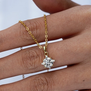 Collier moissanite en argent 925 avec pendentif à quatre griffes et placage en or jaune 14 carats