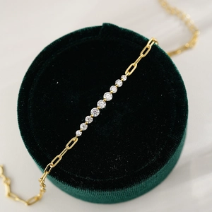 Bracelet minimaliste en argent S925 doré avec une rangée de dix pierres de moissanite