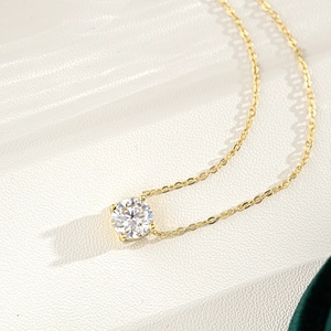 Dettaglio macro del ciondolo in moissanite da 1ct con castone a quattro griffe dorato