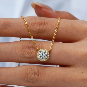 Collier halo en argent 925 plaqué or 14K avec pendentif en moissanite ronde de 1 carat