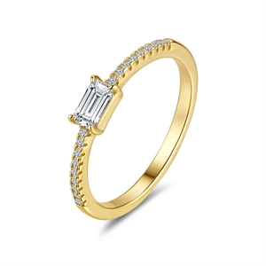 S925 Silberring mit 18K Goldbeschichtung, Smaragdschliff Moissanit und Seitensteinen
