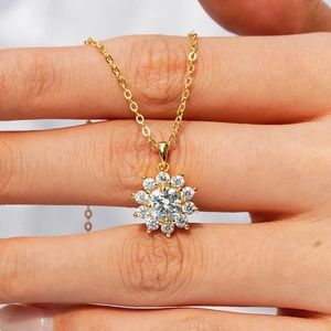 Collana classica a girasole in argento 925 placcato oro 14K con pendente in moissanite