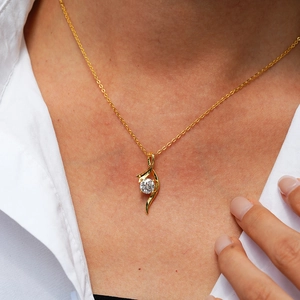 Collier en argent 925 plaqué or 14K avec pendentif moissanite torsadé sur mannequin