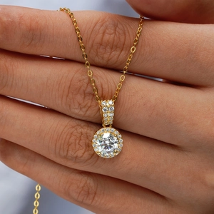 Klassische 14K vergoldete 925 Silberkette mit rundem Moissanit-Halo-Anhänger-Design