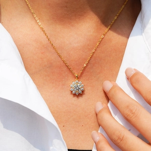 Collana a girasole in argento 925 con moissanite, placcata oro 14K, indossata da modella