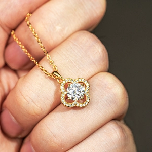 Collier trèfle en argent 925 plaqué or 14K avec un pendentif en moissanite