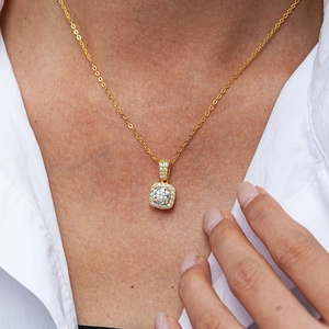 Pendentif moissanite halo carré classique doré à l'or 14 carats sur modèle