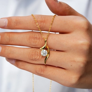 Collier avec pendentif torsadé en argent 925 et moissanite plaqué or 14 carats