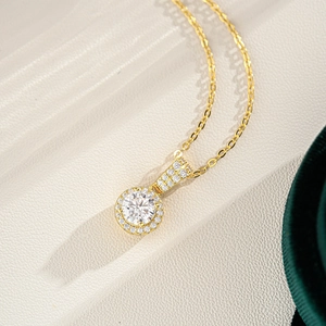 Klassischer Moissanit-Anhänger aus 14K vergoldetem 925er Silber mit Halo-Fassung