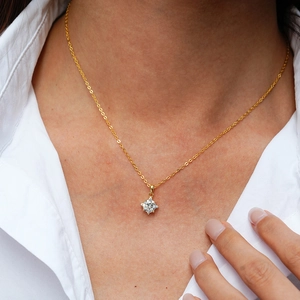 Collier classique en argent 925 plaqué or 14K avec pendentif moissanite à quatre griffes