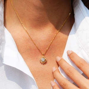 Mannequin portant un collier trèfle à quatre feuilles en argent 925 plaqué or 14K moissanite