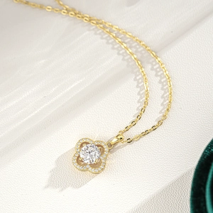 Collier en argent plaqué or 14K avec pendentif trèfle à quatre feuilles et moissanite