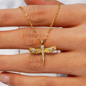 Magnifique collier pendentif libellule en argent 925 plaqué or 14K serti de moissanites