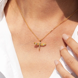 Élégant collier avec pendentif libellule en argent 925 doré 14K et pierres moissanite
