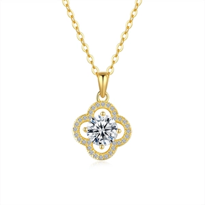 Collier trèfle en argent plaqué or 14 carats avec pendentif en moissanite étincelante
