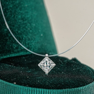 Pendentif moissanite 1ct taille princesse argent S925 sur collier fil de pêche invisible
