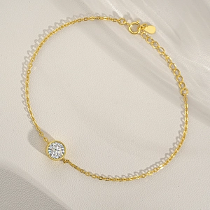 Bracciale a bolle in argento 925 placcato oro 18K con moissanite per donna su sfondo grigio