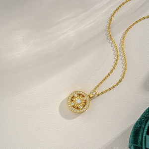 Elegante collana in argento S925 placcato oro 18k con ciondolo a bussola moissanite