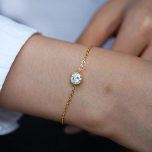 Bracciale in argento 925 con moissanite e placcatura in oro 18 carati al polso di donna