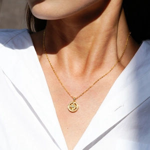 Collana a bussola in argento S925 con pendente in moissanite e finitura in oro 18 carati