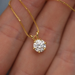 Collier classique en argent s925 doré avec pendentif moissanite ronde brillante