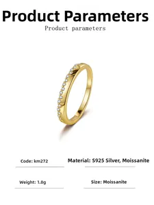 Dettagli dell'anello in argento S925 con pavé di moissanite e placcatura in oro lucido
