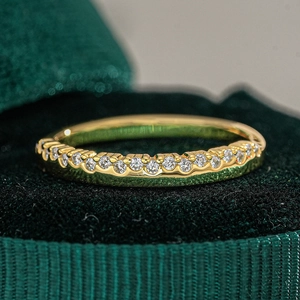 Elegante anello eternity in argento S925 dorato con brillanti pietre di moissanite rotonde