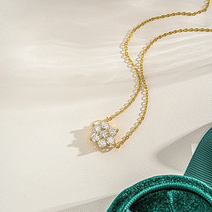 Elegant 925 silver 1 carat moissanite sunflower pendant necklace with a gold-plated finish