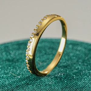 Elegante anello in argento S925 placcato oro con moissanite e castone pavé lucido