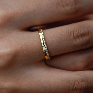 Anello minimalista in argento S925 placcato oro 18K con pavé di pietre moissanite