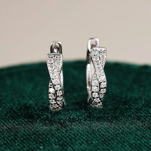 Élégantes boucles d'oreilles créoles torsadées en argent 925 avec pierres moissanite