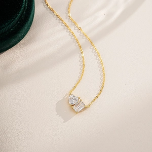 Détail macro du collier en argent S925 doré avec moissanite cœur et coupe carrée