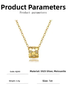 Macro de ce pendentif en argent S925 et moissanite avec gravure hexagonale élégante