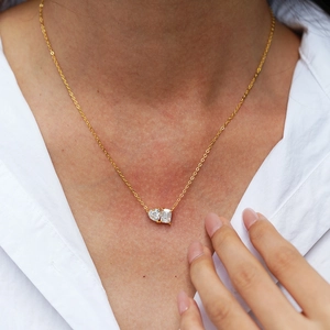 Collier en argent S925 doré avec pendentif moissanite cœur et sucre sur modèle