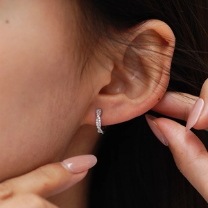 Élégantes boucles d'oreilles créoles torsadées en argent 925 avec pierres moissanite
