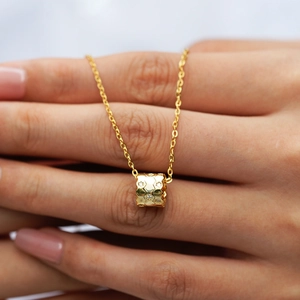 Collier en argent S925 doré avec pendentif nid d'abeille et moissanite sur la main