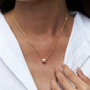 Élégant collier nid d'abeille en argent S925 moissanite porté avec chemise blanche