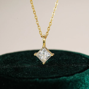 Collier en argent 925 avec moissanite 1 carat coupe princesse et finition dorée