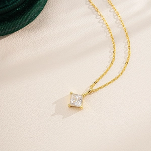 Vue rapprochée d'un pendentif carré de 1 carat sur une chaîne fine en argent doré délicat