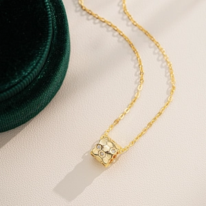 Élégant collier cylindre alvéolé en argent s925 et moissanite avec finition dorée